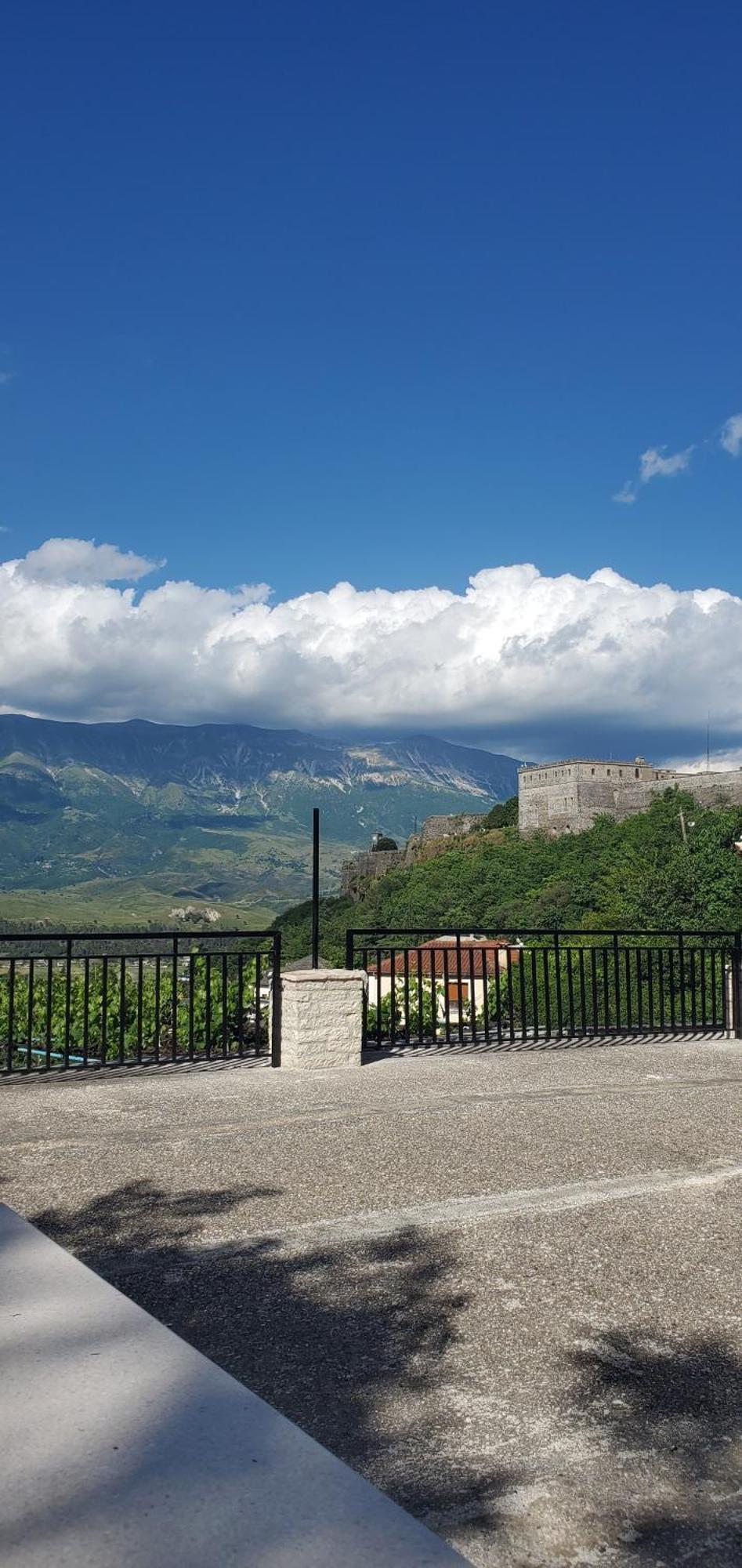 Latifi Guesthouse Гирокастра Экстерьер фото